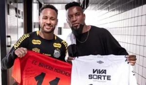 Neymar homenageia Zé Roberto com troca de camisas no CT Rei Pelé em Santos