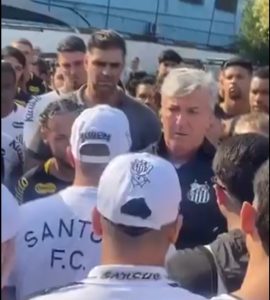 Torcedores do Santos invadem CT Rei Pelé com faixas e rojões
