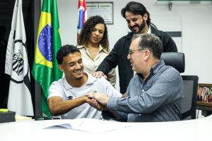 Joia da base do Santos, Pepê Fermino renova com o clube até 2030