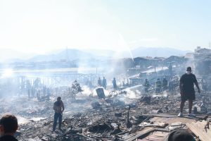 Incêndio em palafitas deixa uma pessoa morta