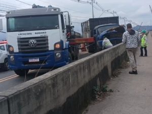 Colisão entre caminhão e Samu congestiona Ponte dos Barreiros