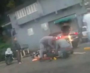 Motociclista fica ferido após escorregar em pista molhada