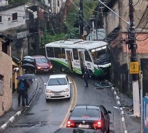 Micro-ônibus bate em casa no morro São Bento; uma passageira ficou ferida