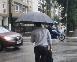 Frio, chuva e maré alta estão previstos para o fim de semana; temperatura chega a 9°C