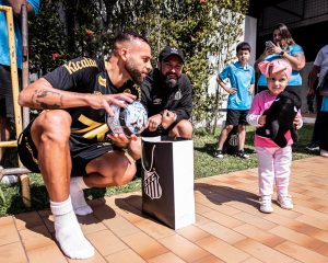Pequena torcedora do Santos luta contra o câncer e recebe apoio dos jogadores do clube 