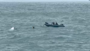 Casco de lancha que afundou é encontrado; buscas por dois tripulantes seguem