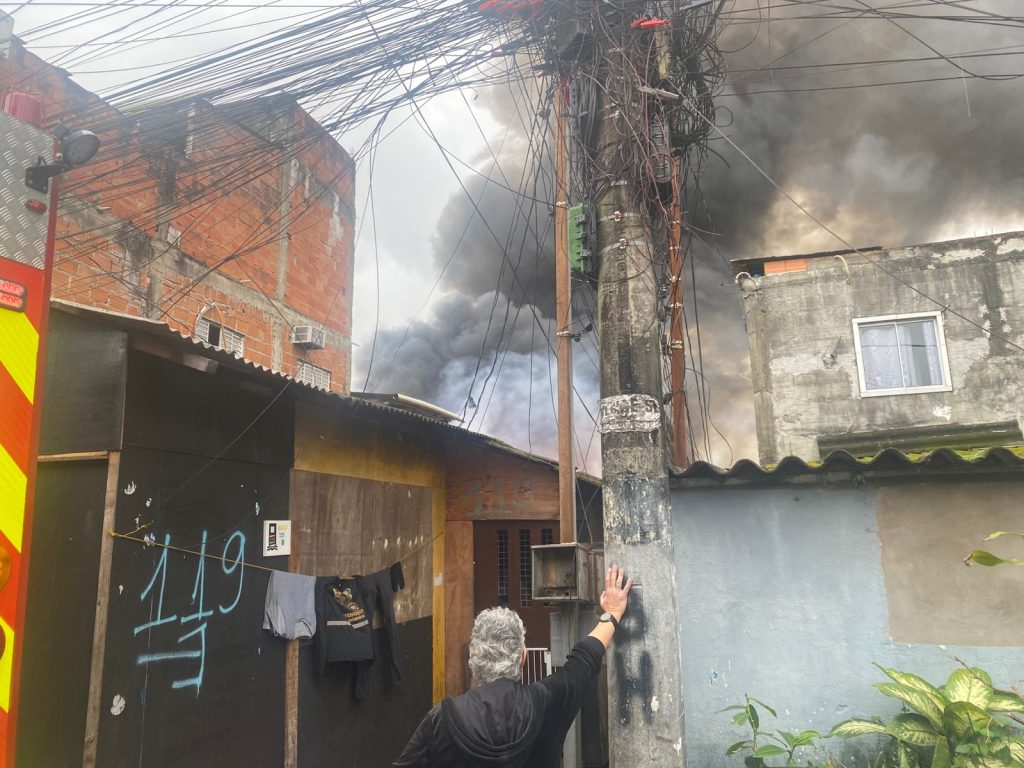 Outro incêndio consome barracos no Caminho São Sebastião; ao menos 50 casas já foram atingidas