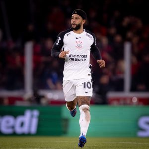 Memphis detona gramado sintético após vitória do Corinthians sobre Athletico-PR: ‘Mata o jogo’