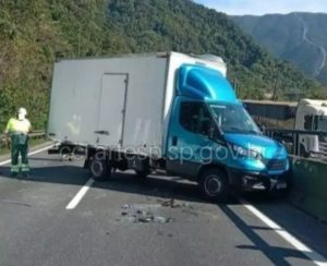 Utilitário tomba e interdita rodovia em Cubatão