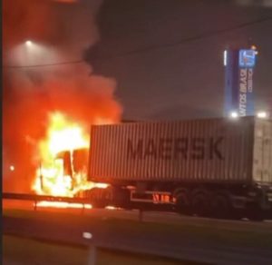 Caminhão pega fogo na Rodovia Anchieta em Santos; motorista saiu ileso