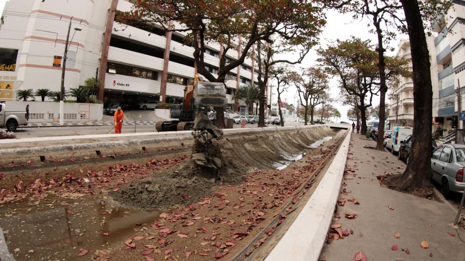 Santos retira 960 toneladas de areia após ressaca