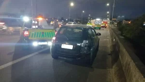 Mulher morre atropelada por ônibus após cair de moto