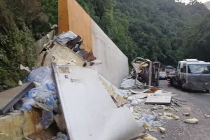 Caminhão tomba na serra de Bertioga e deixa dois feridos