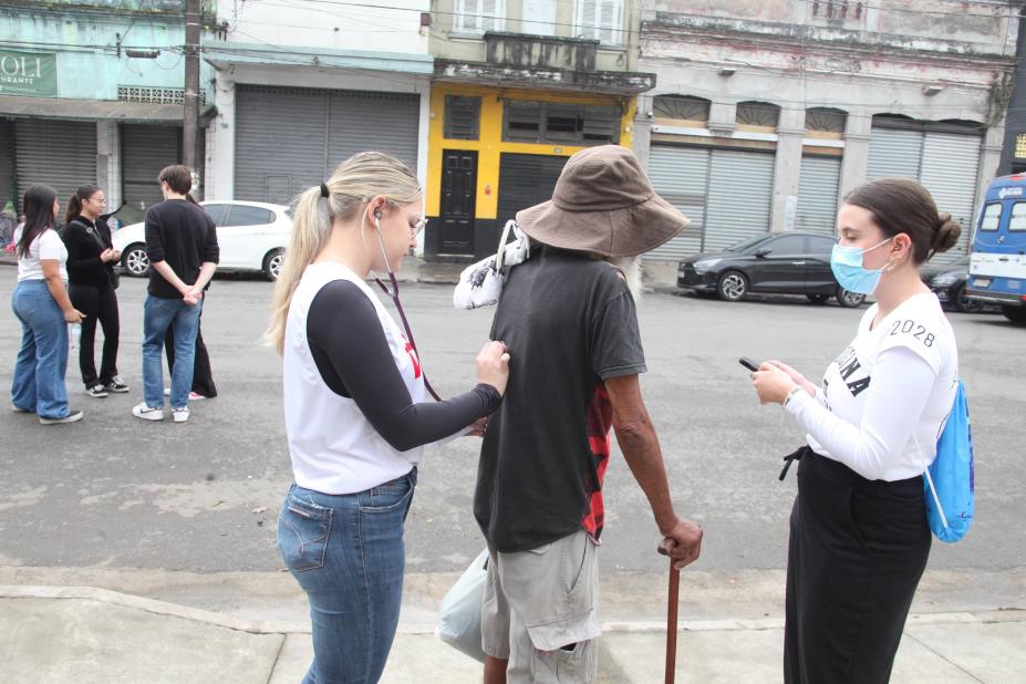 Médicos do Mundo atende moradores de rua em Santos