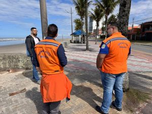 Vistoria da Defesa Civil avalia obras na orla de Mongaguá