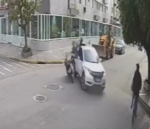 Motociclista fica ferido em colisão com carro