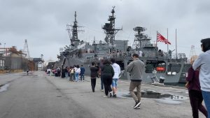Embarcações da marinha japonesa celebram amizade