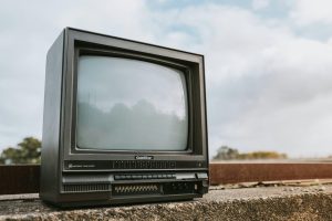 Caixa de fazer loucos ou centro da família? Hoje é Dia da TV!