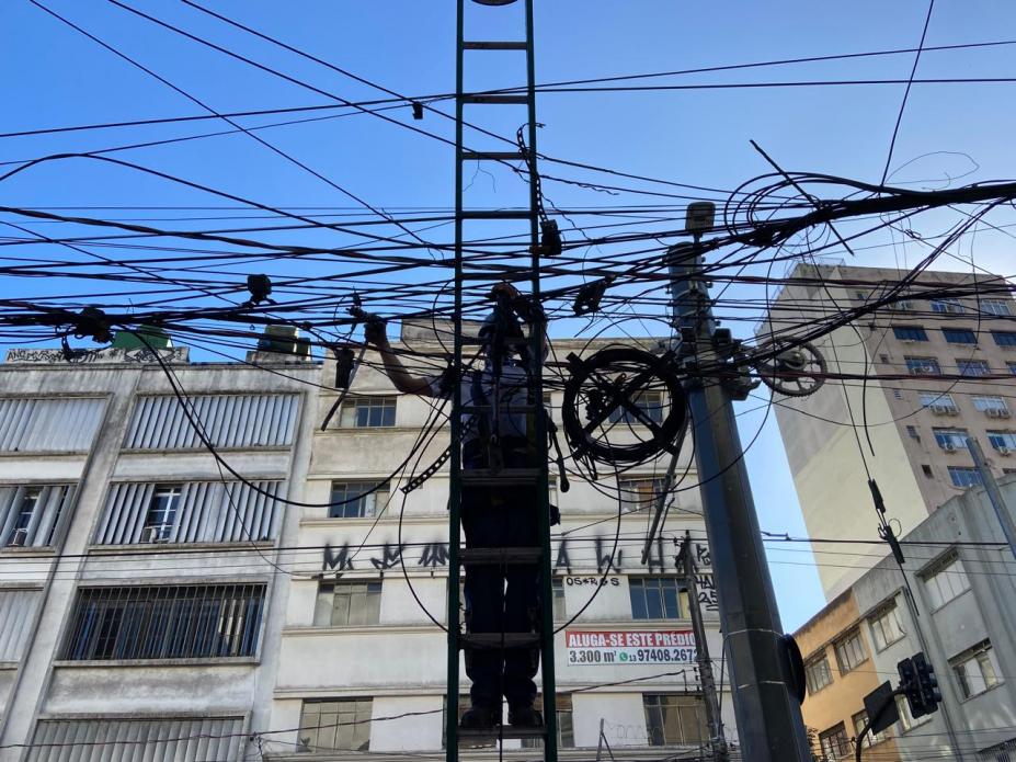 Mais de 385 postes já tiveram fios inativos removidos