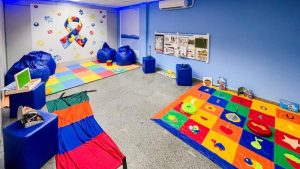 Shoppings devem ter ambientes sensoriais para acolher autistas