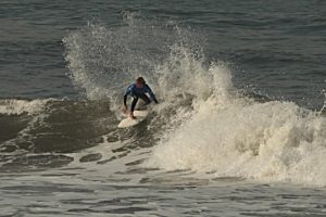 Equipe de Santos embarca para disputa do circuito paulista colegial de surfe