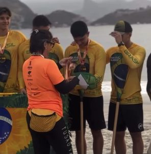 Gabriel Miranda conquista título mundial júnior de canoagem havaiana, em Niterói