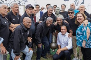 Cubatão inaugura nova estátua em homenagem ao Rei Pelé