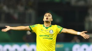 Palmeiras poupa sem prejudicar Brasileirão, goleia Fortaleza e cola no Flamengo na ponta