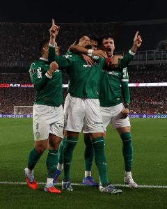 Palmeiras faz 1º tempo primoroso, some no 2º, mas ganha do River Plate na Libertadores
