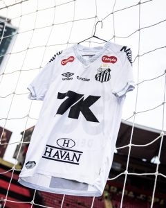 Patrocinador diminui logo na camisa do Santos após reclamações da torcida
