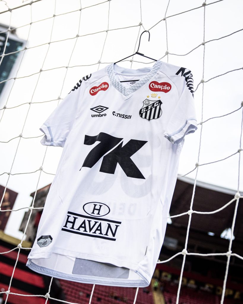 Patrocinador diminui logo na camisa do Santos após reclamações da torcida
