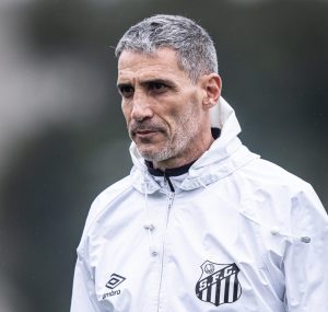 Data Fifa pode ser carta na manga para Vojvoda no Santos