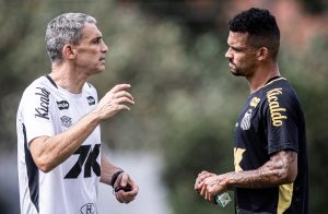 Vojvoda recebe aval do Santos para utilizar Zé Ivaldo