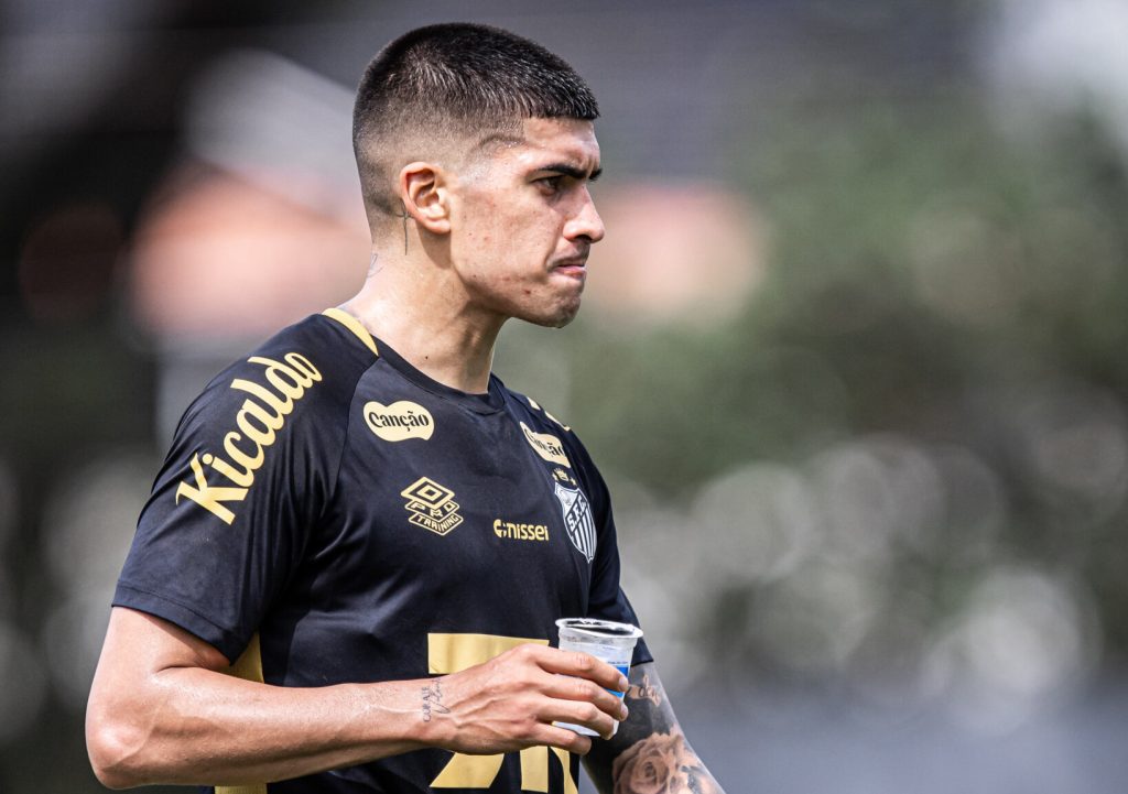 Adonis Frías sente desconforto na panturrilha e desfalca o Santos diante do Bragantino