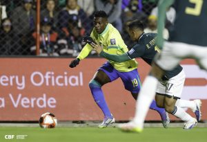 Brasil faz jogo melancólico, perde e vê a Bolívia comemorar a ida à repescagem da Copa