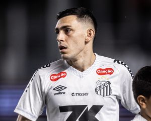Terceiro amarelo tira Escobar do próximo jogo