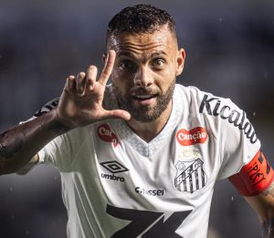 Guilherme Amado tira a ‘zica’ e diz que Santos está no caminho certo