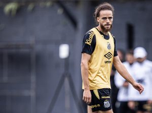Billal Brahimi fala sobre facilidade de decidir vir para o Santos: “É o maior clube do mundo”