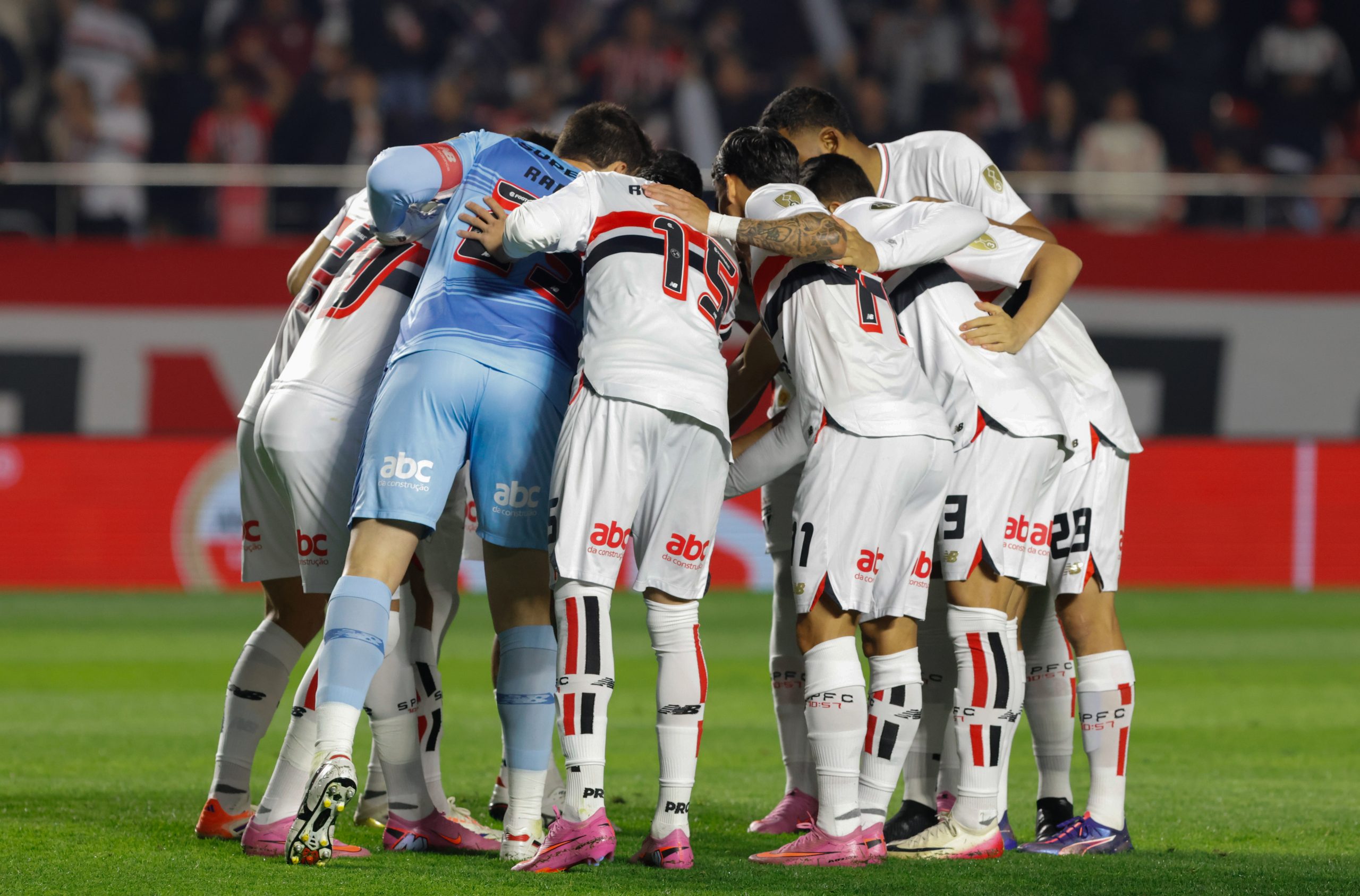 São Paulo se rende, perde para LDU e cai na Libertadores ao som de ofensas a Casares | Jornal da Orla