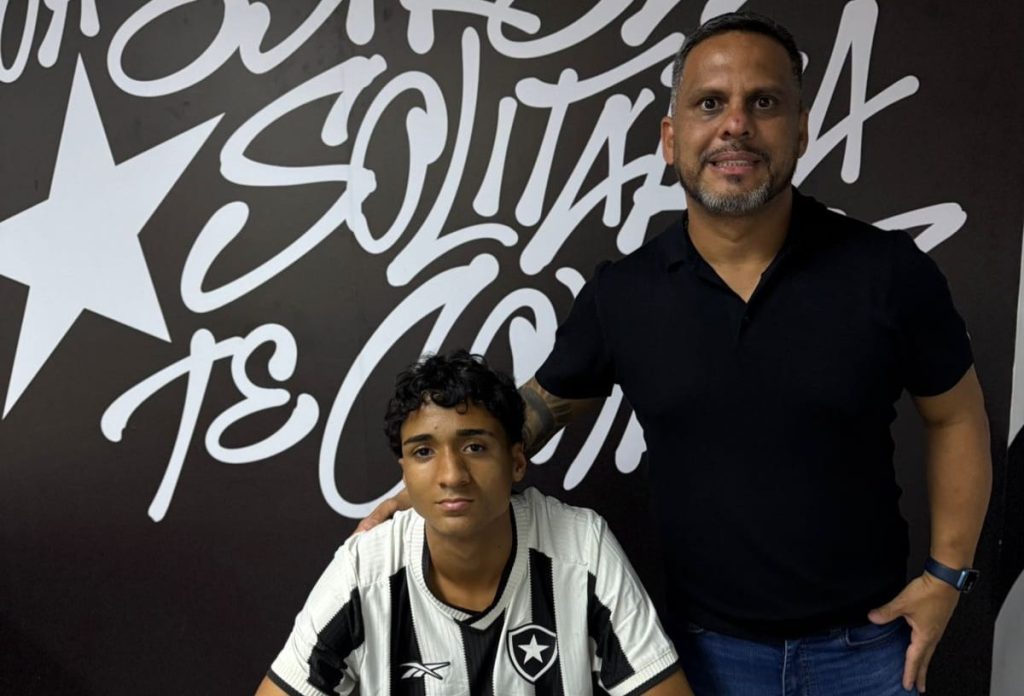 Revelado pelo Jabaquara, Giuliano assina contrato com o Botafogo até 2028