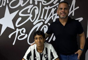 Revelado pelo Jabaquara, Giuliano assina contrato com o Botafogo até 2028