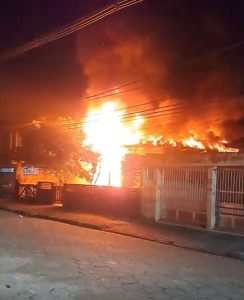 Incêndio destrói residência e deixa ferido em SV