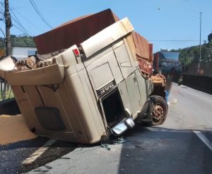 Acidente entre carretas deixa ferido e causa trânsito