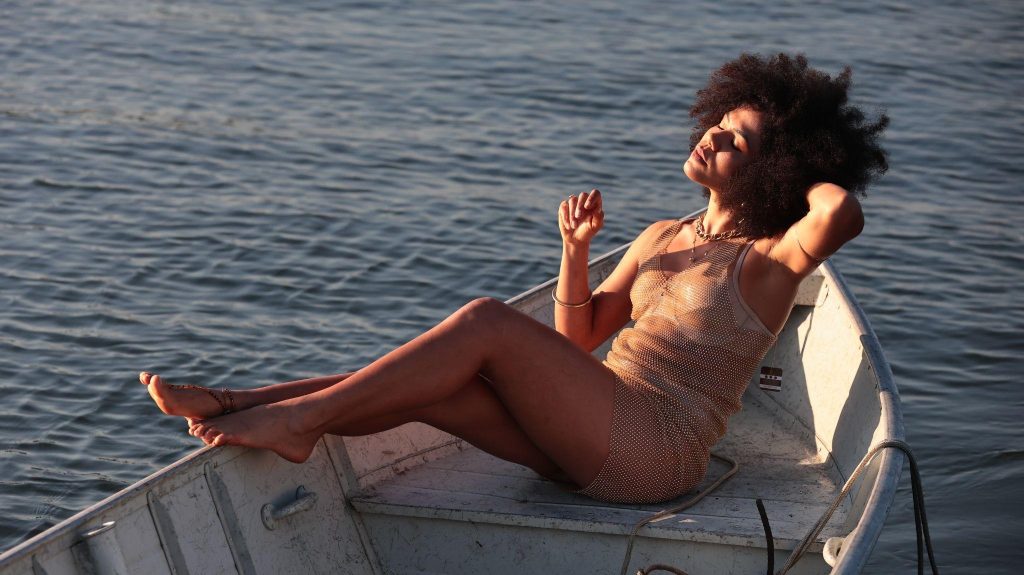 Leticia Caires lança seu primeiro álbum com show no Sesc