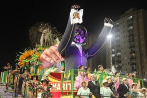 Quinze escolas desfilam na passarela no Carnaval de Santos