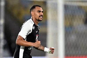 Bola parada resolve, Corinthians vence o marasmo e ultrapassa o Fluminense no Brasileirão