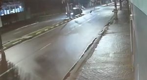 Dois carros colidem em avenida do Guarujá