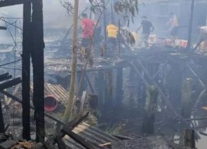 Incêndio atinge moradias na Vila dos Pescadores; veja vídeo