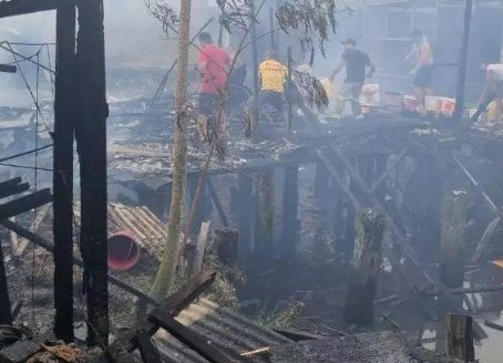 Incêndio atinge moradias na Vila dos Pescadores; veja vídeo