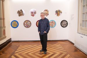 Artista paulista traz a arte da marchetaria à Baixada Santista